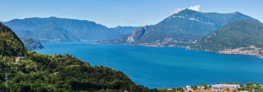 Alp Como Gölü yaz görünümünden dağın tepesinde (İtalya). Panorama. 