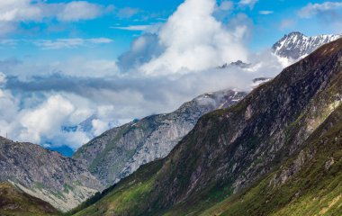 Alp dağ Passo del San Gottardo ya da St. Gotthard Pass yaz peyzaj (İsviçre).