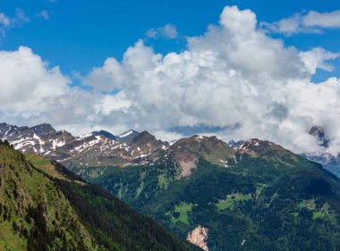 Alp dağ Passo del San Gottardo ya da St. Gotthard Pass yaz peyzaj (İsviçre).