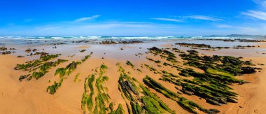 Kaya oluşumları kum plajındaki (Portekiz).