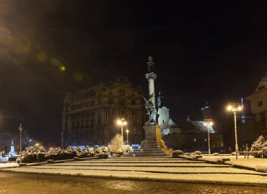 Gece kış anıt Adam Mickiewicz, Lviv city, Ukrayna