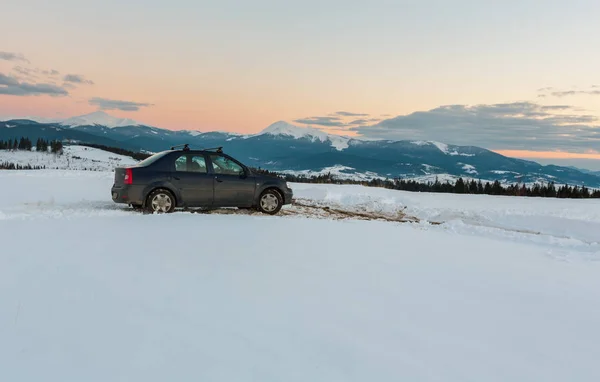 Noite inverno montanha cume vista thru carro pára-brisa — Fotografia de Stock