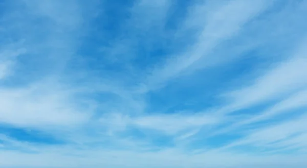 Blå himmel bakgrund med moln — Stockfoto