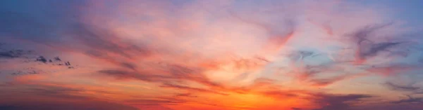 Kleurrijke zonsondergang twilight hemel — Stockfoto