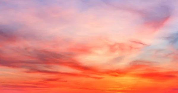 Colorido atardecer cielo púrpura — Foto de Stock