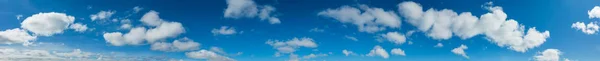 Blauer Himmel Hintergrund mit Wolken — Stockfoto