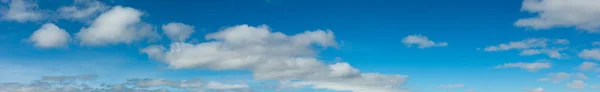 Σύννεφα στο παρασκήνιο Πανόραμα μπλε του ουρανού — Φωτογραφία Αρχείου