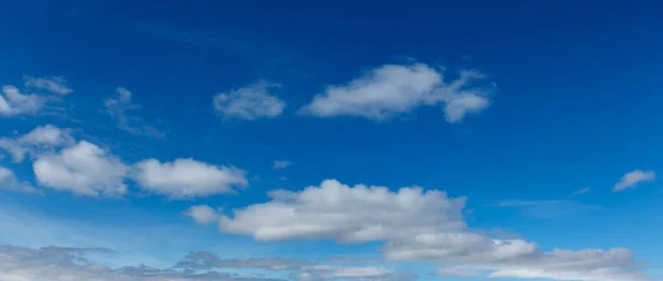 Fundo céu azul com nuvens — Fotografia de Stock