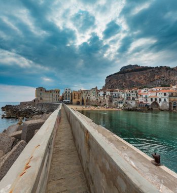 Cefalu plaj manzarası Sicilya, İtalya