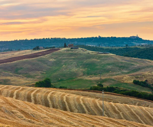 Toscana nascer do sol campo, Itália — Fotografia de Stock