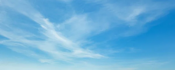 Fond bleu ciel avec nuages — Photo