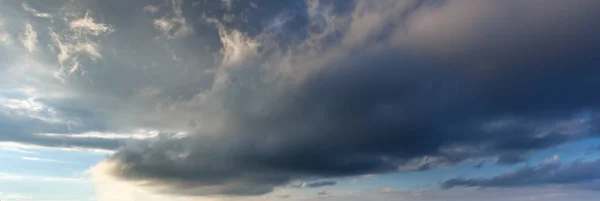 夏天晚上日落天空与云彩 — 图库照片