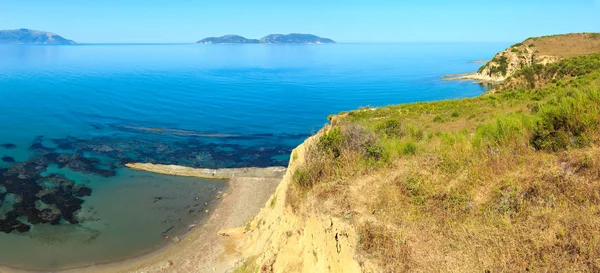 Rano lato morze, Albania. — Zdjęcie stockowe