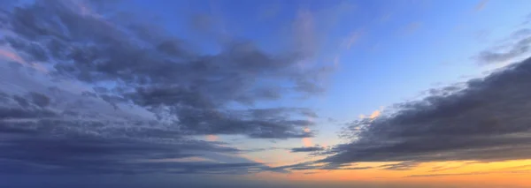Panorama céu por do sol com nuvens — Fotografia de Stock