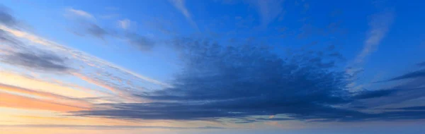 Panorama céu por do sol com nuvens — Fotografia de Stock