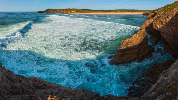 Oceano Atlântico paisagem costeira (Algarve, Portugal ). — Fotografia de Stock