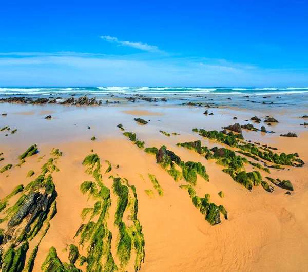 Formações rochosas na praia de areia (Portugal ). — Fotografia de Stock