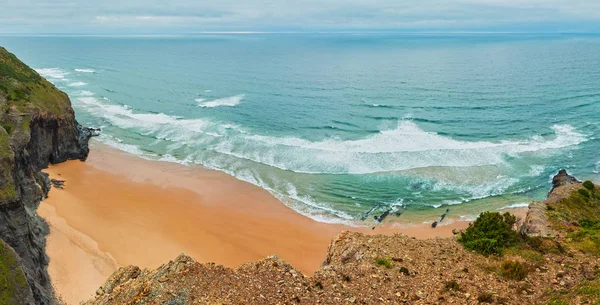 Costa rochosa do Atlântico de Verão (Algarve, Portugal ). — Fotografia de Stock