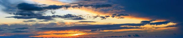 Salida del sol cielo panorama con nubes — Foto de Stock