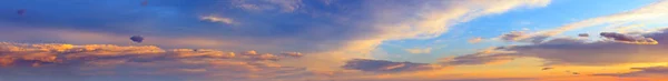 Panorama céu por do sol com nuvens — Fotografia de Stock