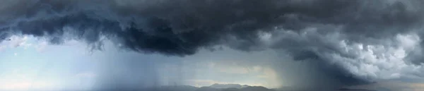 Gewitterwolken und Regen über den Bergen — Stockfoto