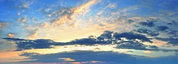 Panorama céu nascer do sol com nuvens — Fotografia de Stock