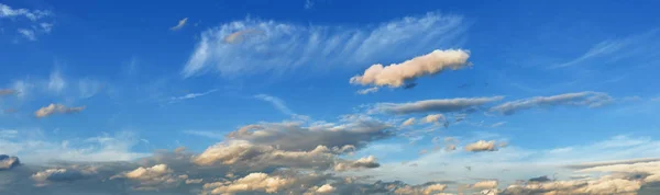 Cielo nocturno con nubes —  Fotos de Stock