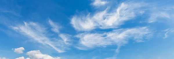 Cielo azul fondo con nubes — Foto de Stock