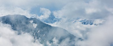Mont Blanc dağın tepesinde yukarıda bulutlu gökyüzü 