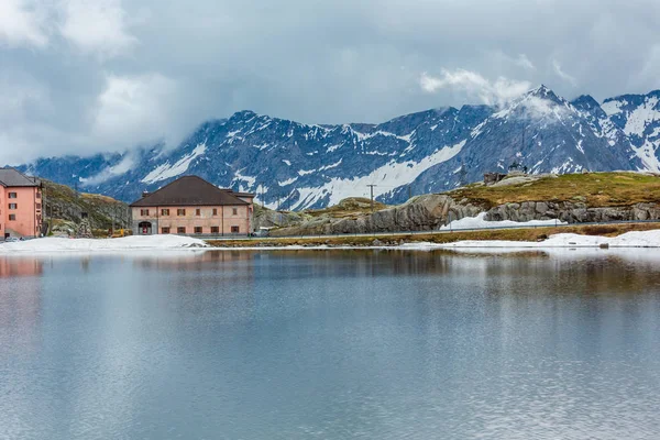 Lago de primavera en el paso Gottardo, Suiza —  Fotos de Stock