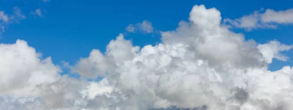 Blauwe bewolkte lucht achtergrond — Stockfoto