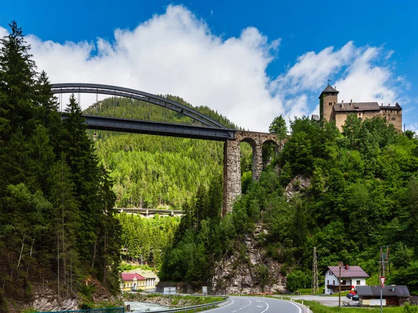 Trisanna köprü ve kale Wiesberg — Stok fotoğraf