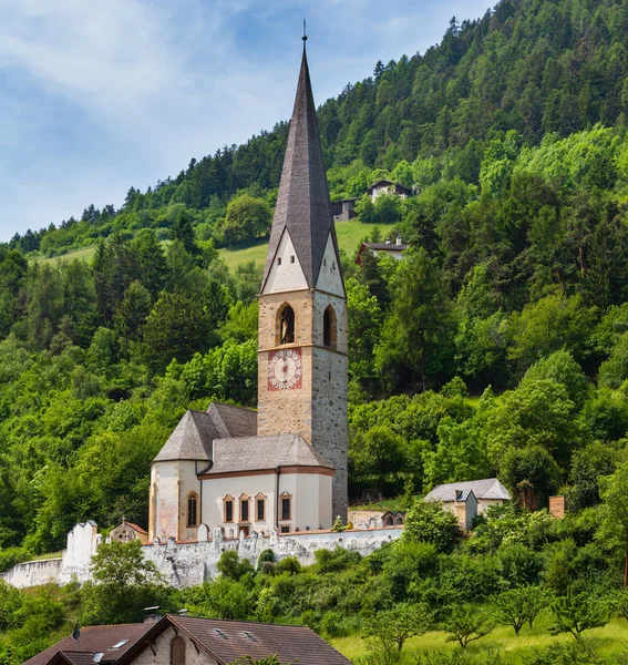Summer pfarrhaus burgeis church, italien — Stockfoto