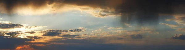 日落多雨多云的天空全景 — 图库照片