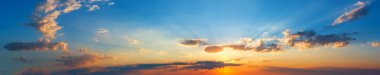 Yaz günbatımı gökyüzü panorama