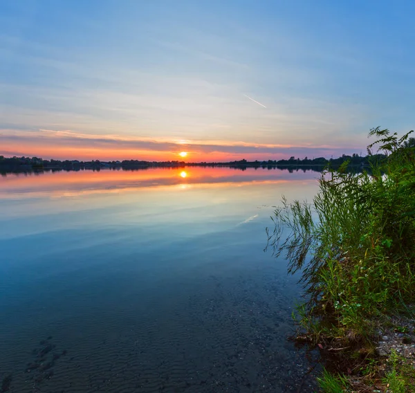 Yaz gün batımı göl sakin görünümü. — Stok fotoğraf