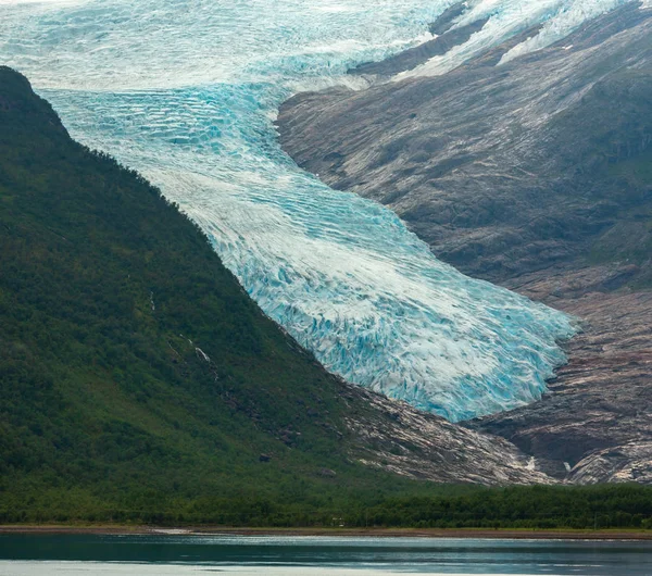 Lago Svartisvatnet e Geleira Svartisen, Noruega — Fotografia de Stock