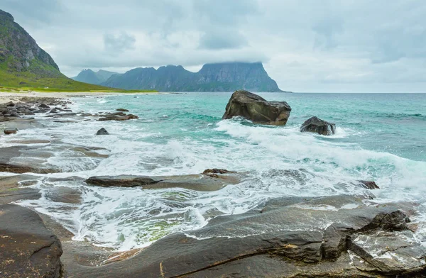 Vista estiva sulla spiaggia di Haukland, Norvegia, Lofoten — Foto Stock