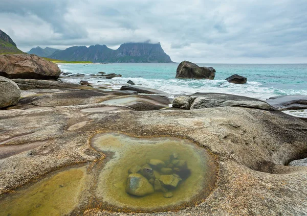 Vista estiva sulla spiaggia di Haukland, Norvegia, Lofoten — Foto Stock