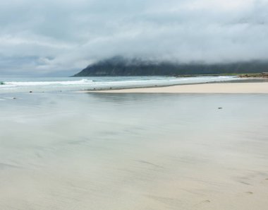 Yaz bulutlu Ramberg plaj, Norveç, Lofoten