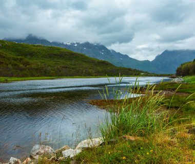 Lofoten fiyort yaz bulutlu görünüm