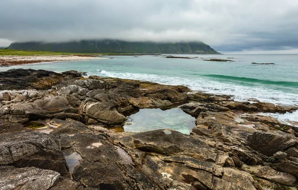 Ramberg strand zomer bewolkt weergave (Noorwegen, lofoten). — Stockfoto