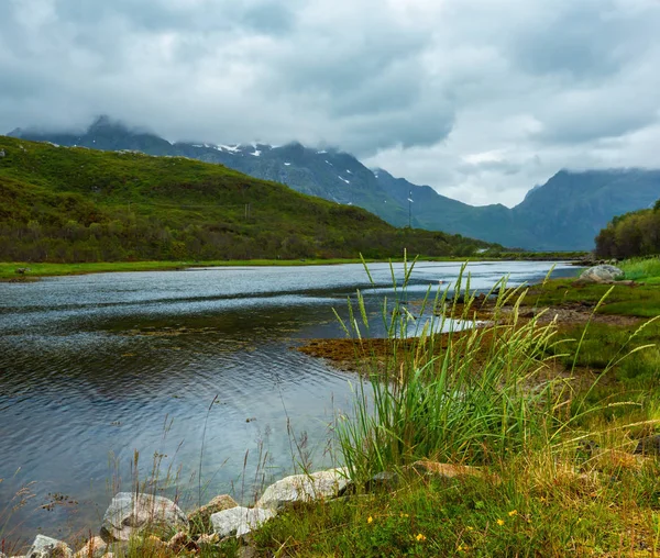 Lofoten fjord lato pochmurny widok — Zdjęcie stockowe