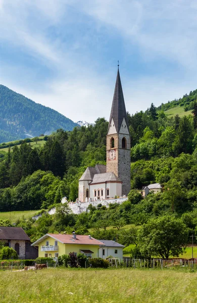 Verano Pfarrhaus Burgeis Church, Italia —  Fotos de Stock