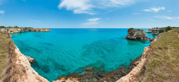 Faraglioni på Torre Sant Andrea, Italien. — Stockfoto