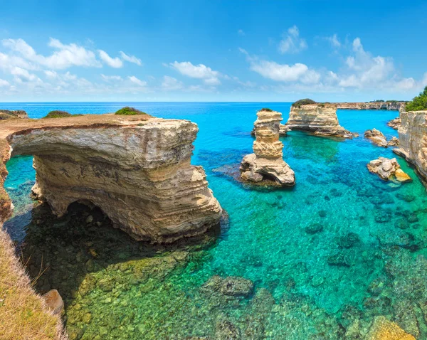 Faraglioni at Torre Sant Andrea, Italië — Stockfoto