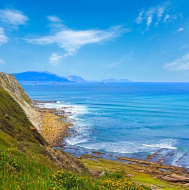 Plaj Azkorri veya Gorrondatxe görünümü.