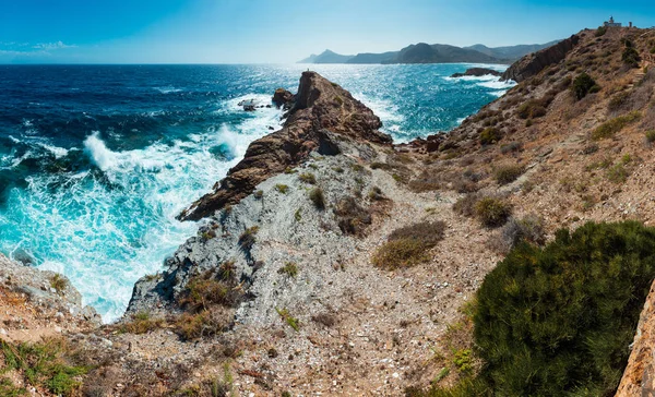 Nyári sziklás tengerpart (Costa Blanca, Spanyolország). — Stock Fotó