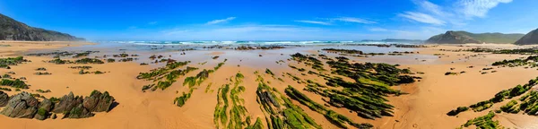 Formaciones rocosas en la playa de arena (Portugal ). —  Fotos de Stock
