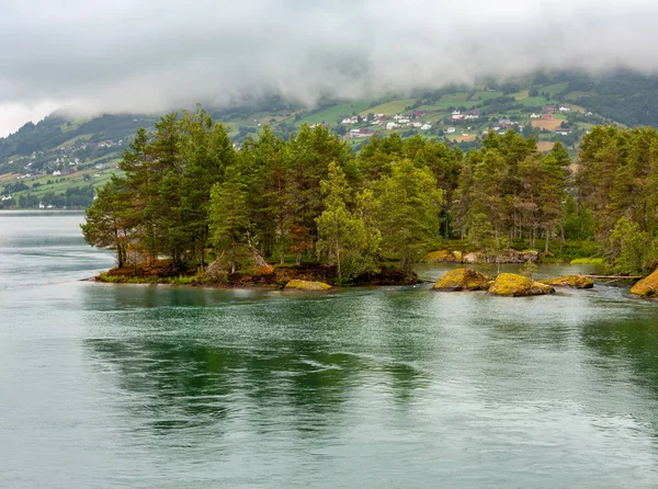 夏の曇りフィヨルドの風景、ノルウェー — ストック写真